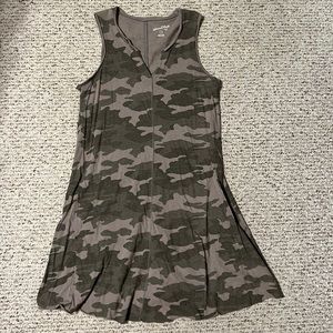 Universal thread camo dress size small